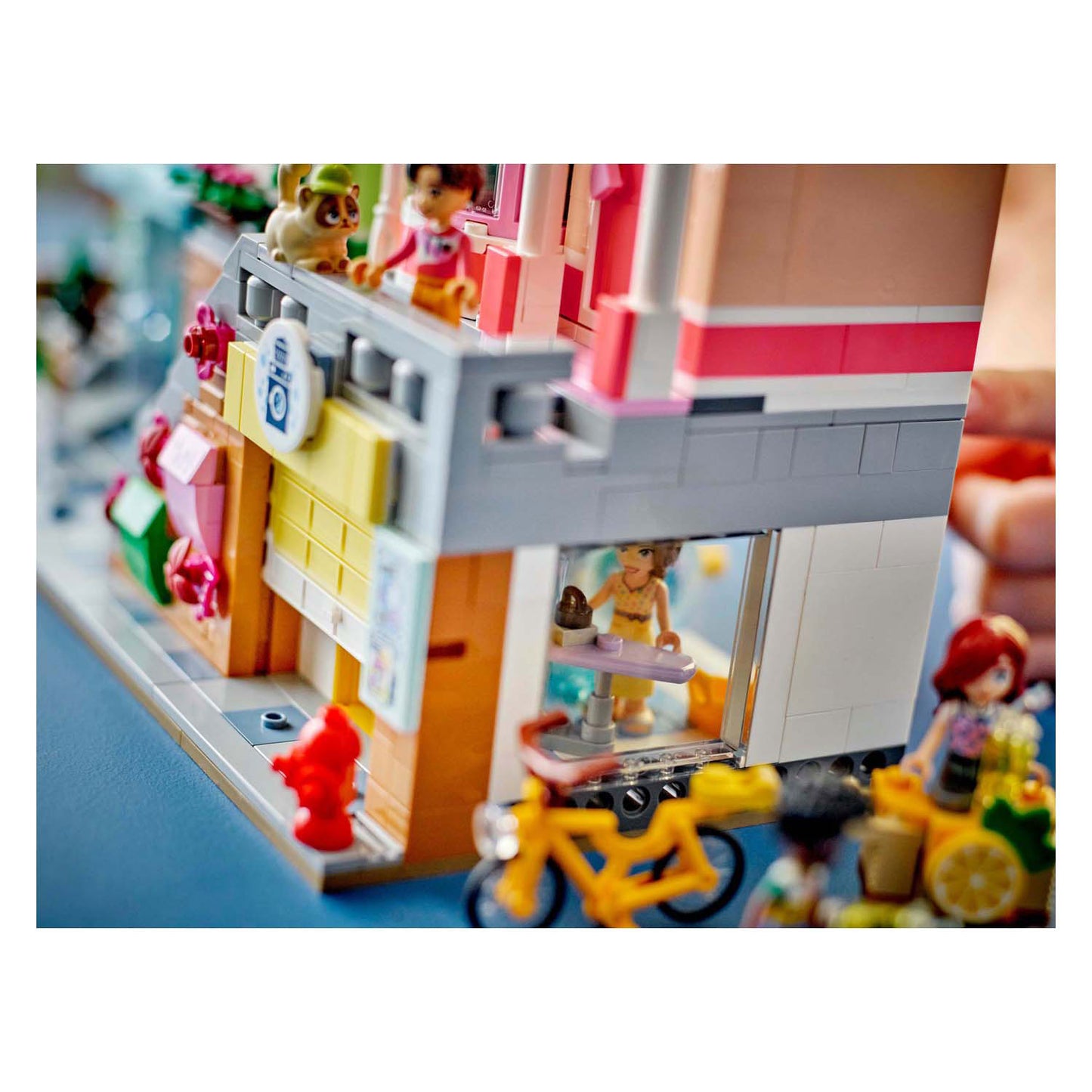 LEGO LEGO Friends 42670 Heartlake City Apartments and Shops