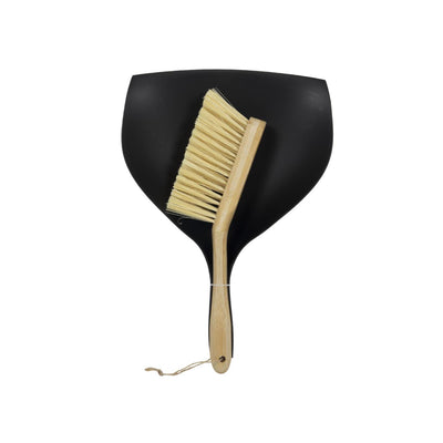 Recogedor y cepillo de bambú negro.