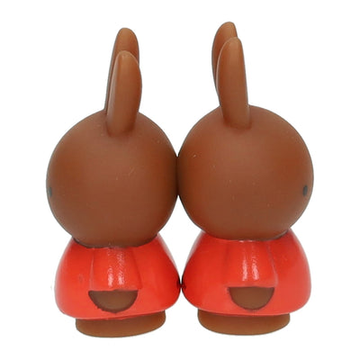 Jono gioca con la calamita di Miffy Nina