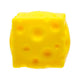Jono Toys exprime un bloque de queso.