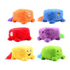 Il peluche Johntoy gioca con la strana peluria