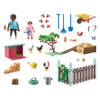 Playmobil MyLife Small Chicken Farm en el jardín de la misma