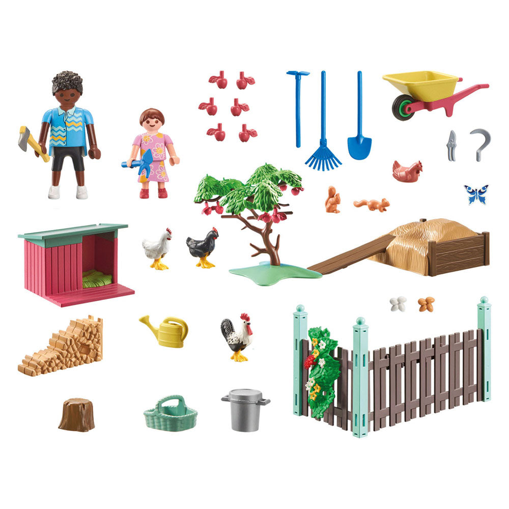 Playmobil MyLife Small Chicken Farm en el jardín de la misma