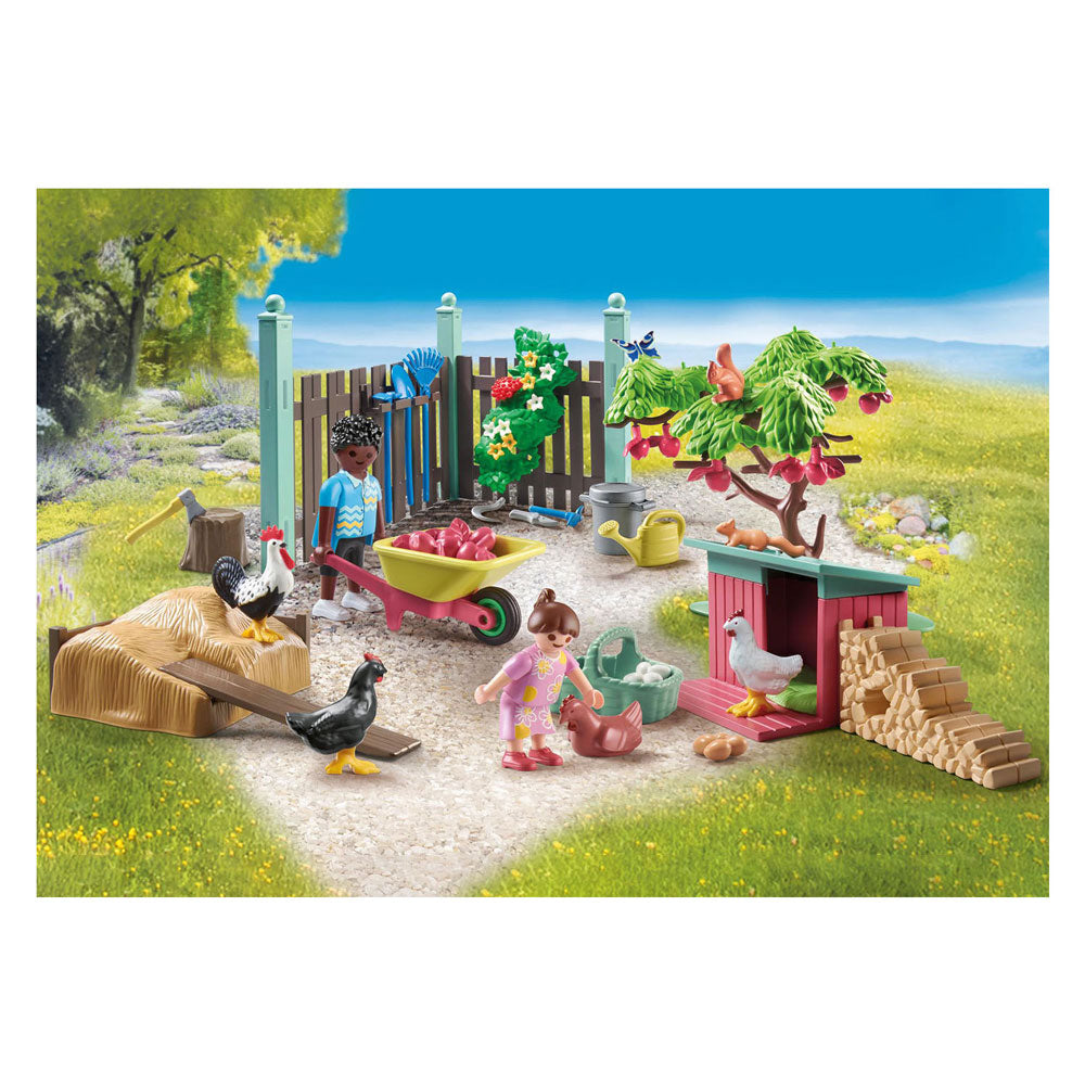 Playmobil MyLife Small Chicken Farm en el jardín de la misma