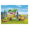 Playmobil MyLife Small Chicken Farm en el jardín de la misma