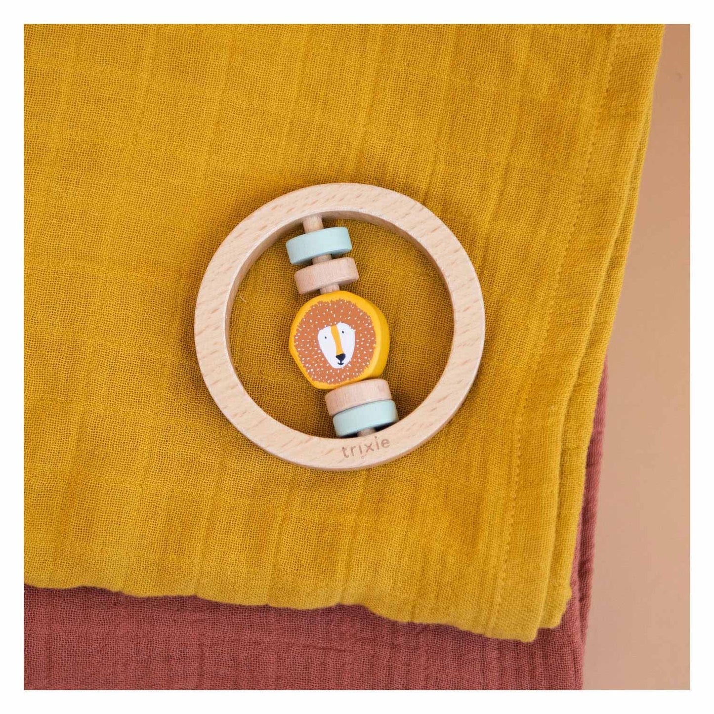 Trixie de madera de madera alrededor del Sr. León