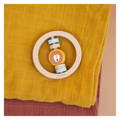 Trixie Wooden Rattle intorno a Mr. Leone