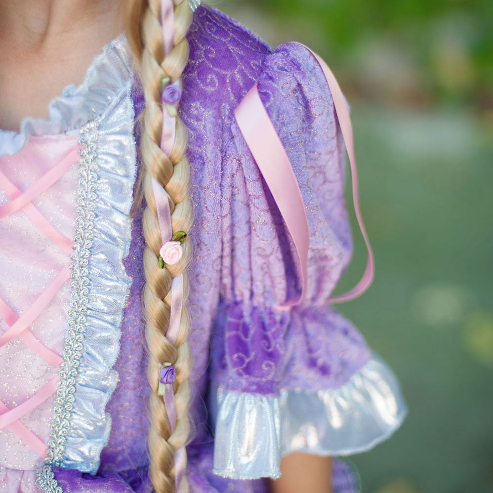 Diadema de grandes pretendientes con su rapunzel rubia