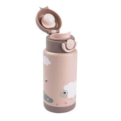Fatto da una bottiglia di bere isolata di cervo minuscola - rosa