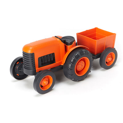 Tractor de juguetes verdes con remolque naranja