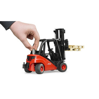 Bruder Linde Forklift H30D con barra di rimorchio e 2 palette
