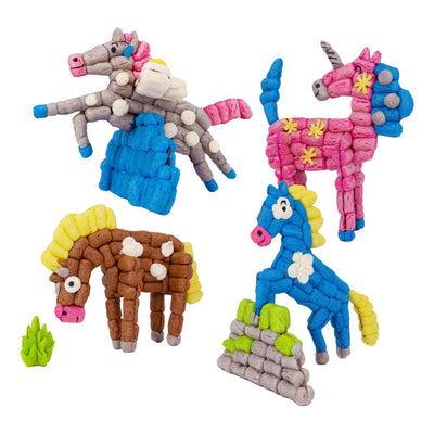 Las cartas Playmais decoran el mundo de los ponis.