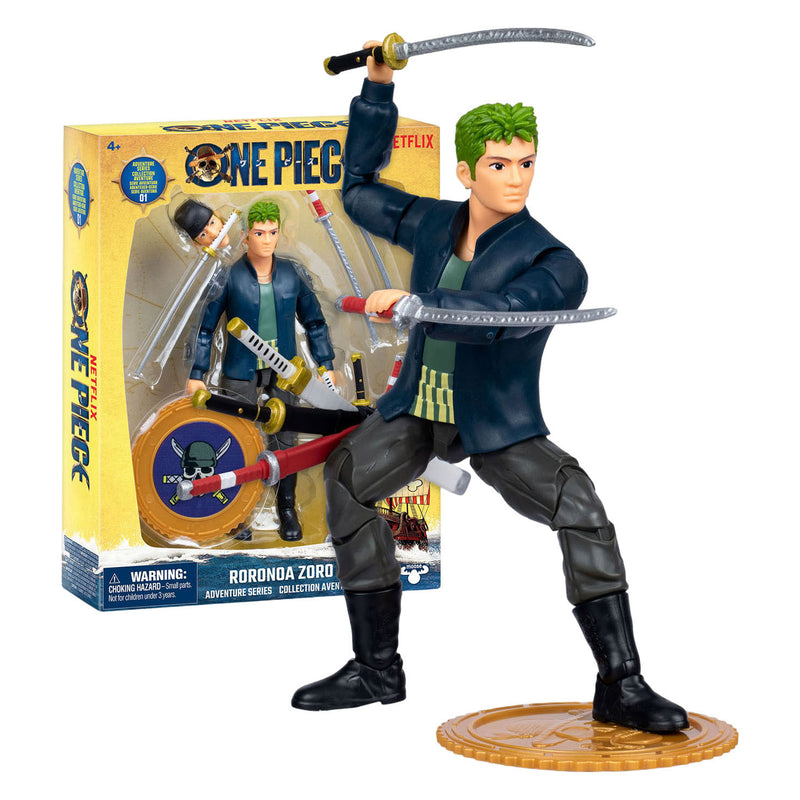 Moose gioca con l'action figure Zoro in un pezzo