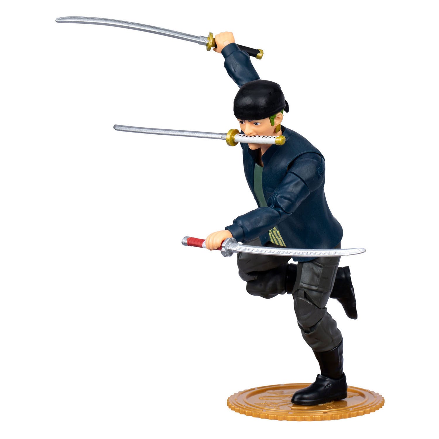 Moose gioca con l'action figure Zoro in un pezzo