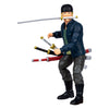 Moose gioca con l'action figure Zoro in un pezzo