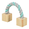 Trixie gioca a corda con legno
