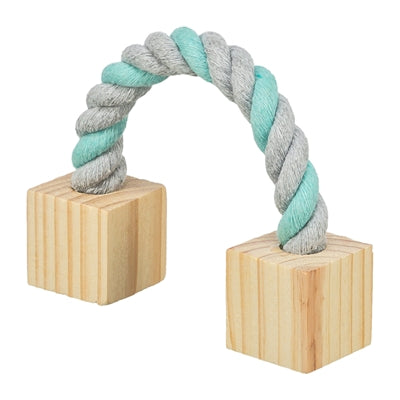Trixie gioca a corda con legno