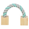 Trixie gioca a corda con legno