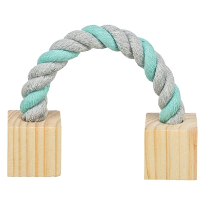 Trixie gioca a corda con legno