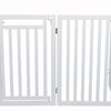 Vista de perro trixie con puerta blanca