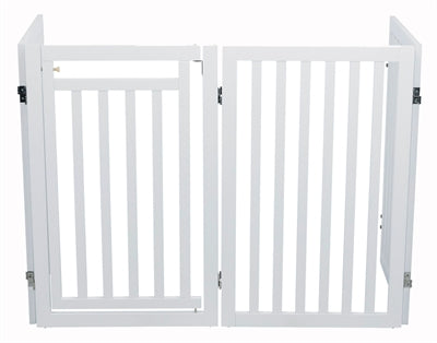 Vista de perro trixie con puerta blanca