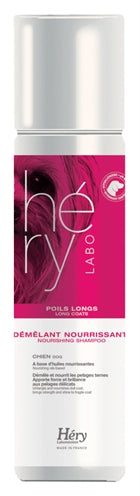 Hery señalando champú de spray anti-klit para cabello largo