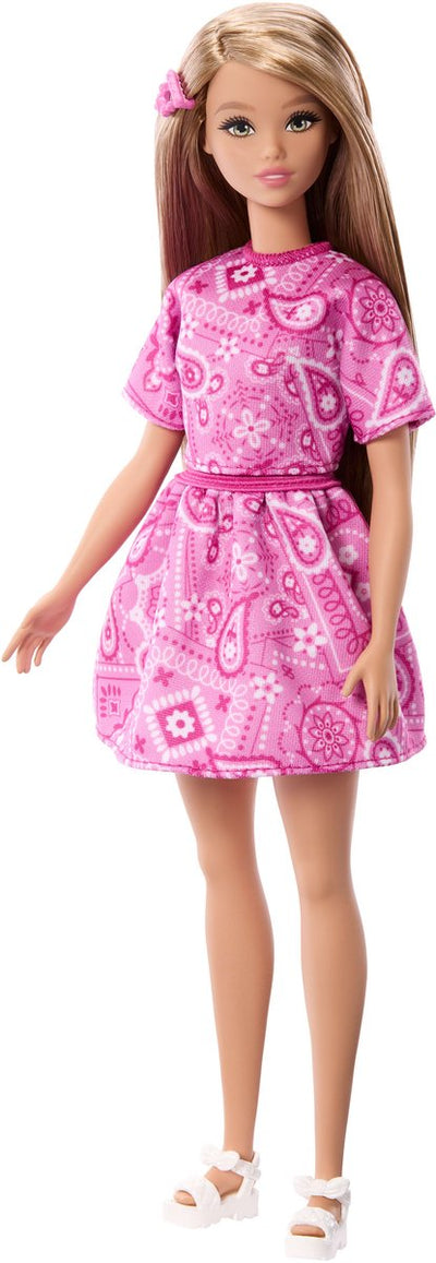 Estilo Barbie fashionistas: muñeca con falda de cachemira rosa y cabello rubio.