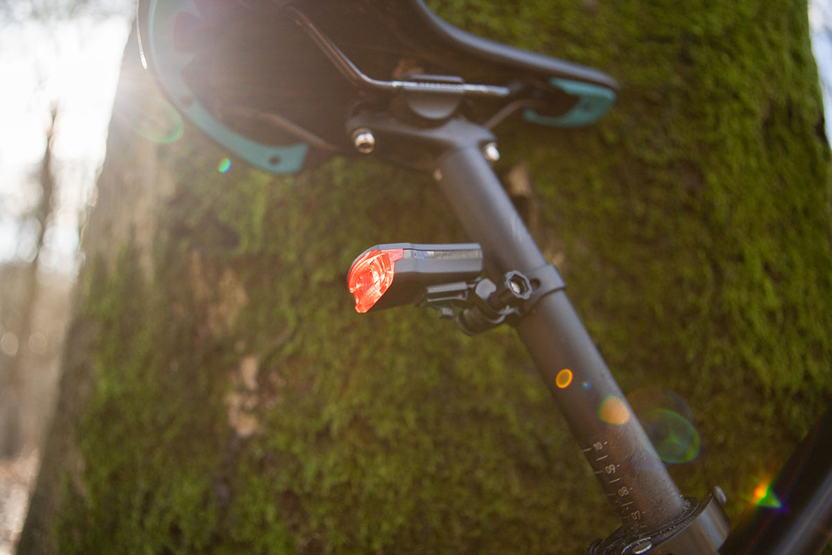 Luce posteriore con funzionalità della luce del freno USB