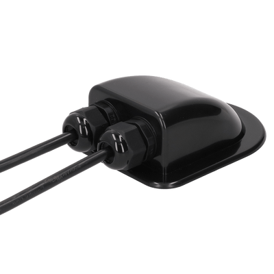 Conducto de techo negro para cableado de paneles solares.