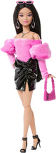 Barbie in stile deluxe - con minigonna lucida e capelli neri - bambola alla moda