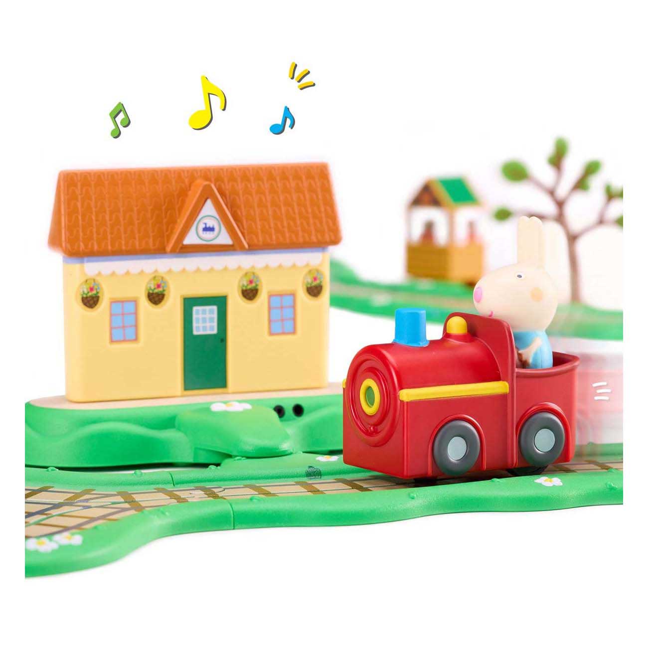 Peppa sfreccia sul set del trenino clic-clac
