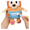 Peluche blu vestite e gioca a baby bingo