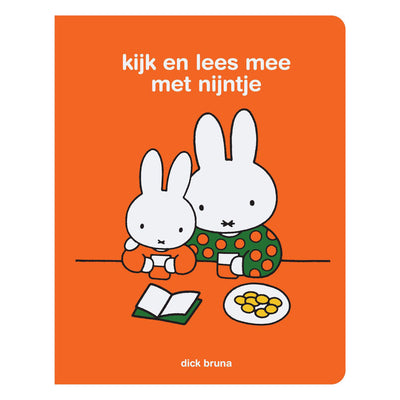 Central Book House mira y lee junto con Miffy