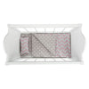 Cama de muñeca de madera de pie pequeño blanco con rayas de ropa de cama, 4dlg.