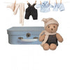Egmont Morris con ropa en maleta. 29x