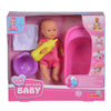 Mini neonato in cattivo set