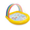 Piscina arcobaleno con spruzzatori ad acqua