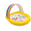 Piscina arcobaleno con spruzzatori ad acqua