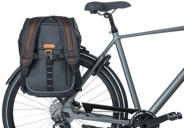 Basil Miles de láminas mochila para bicicletas - mochila negra impermeable para hombres y mujeres, 17 litros de contenido