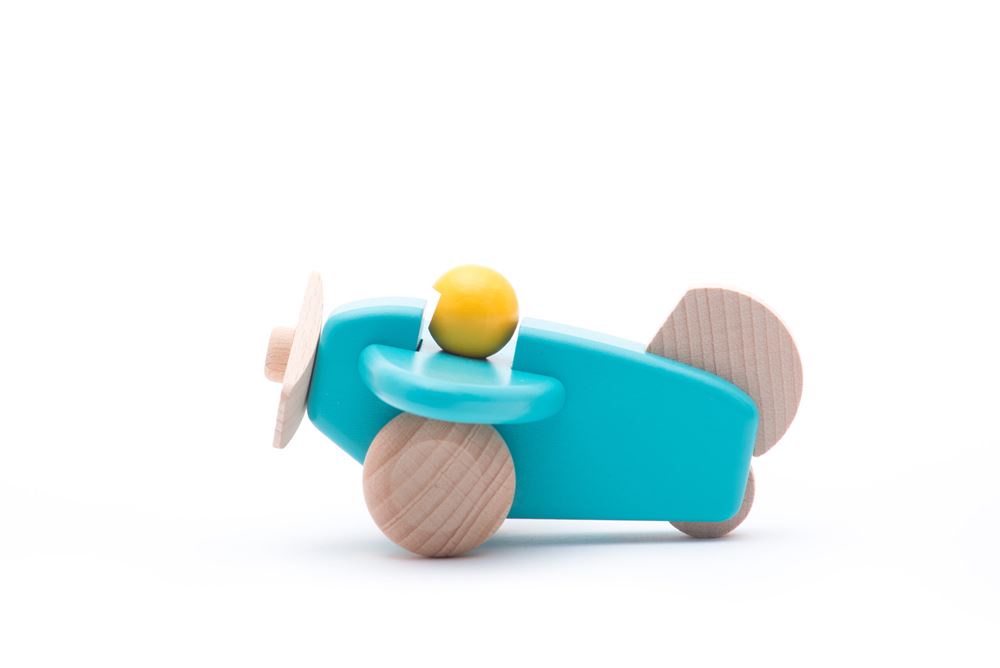 Bajo avión de madera con piloto azul.