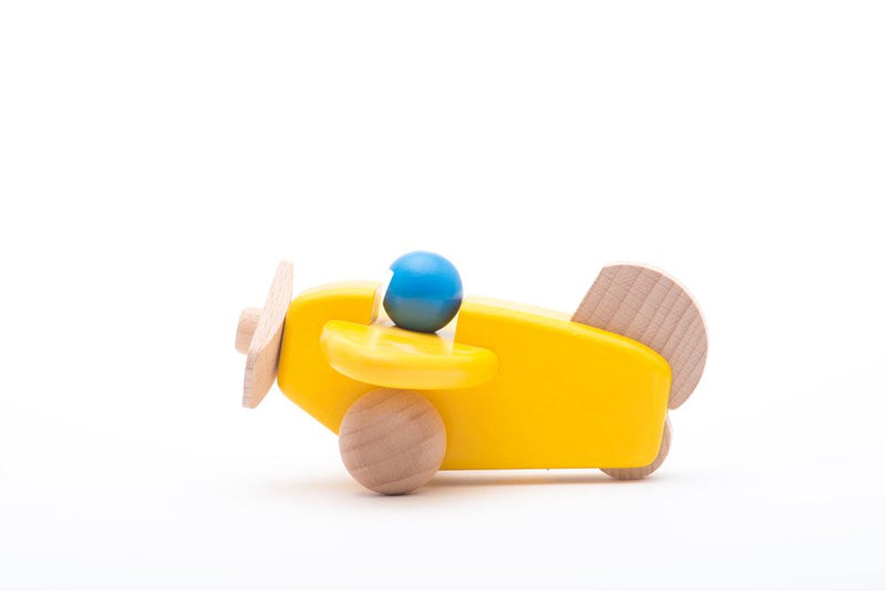 Bajo avión de madera con piloto amarillo. 1