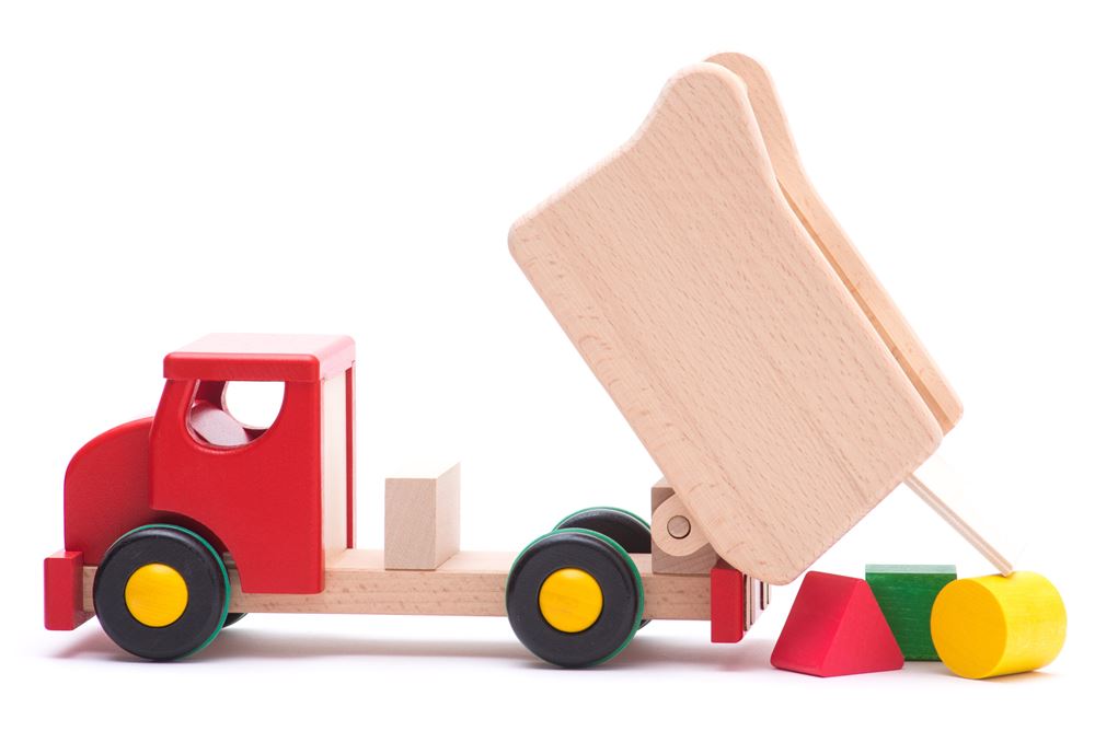 Bajo volquete de madera con bloques rojos.