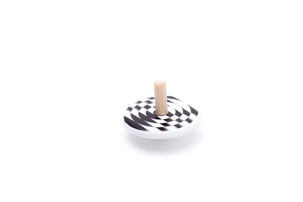 Peaje bajo farol de madera. 7x7x5,7cm. 3+