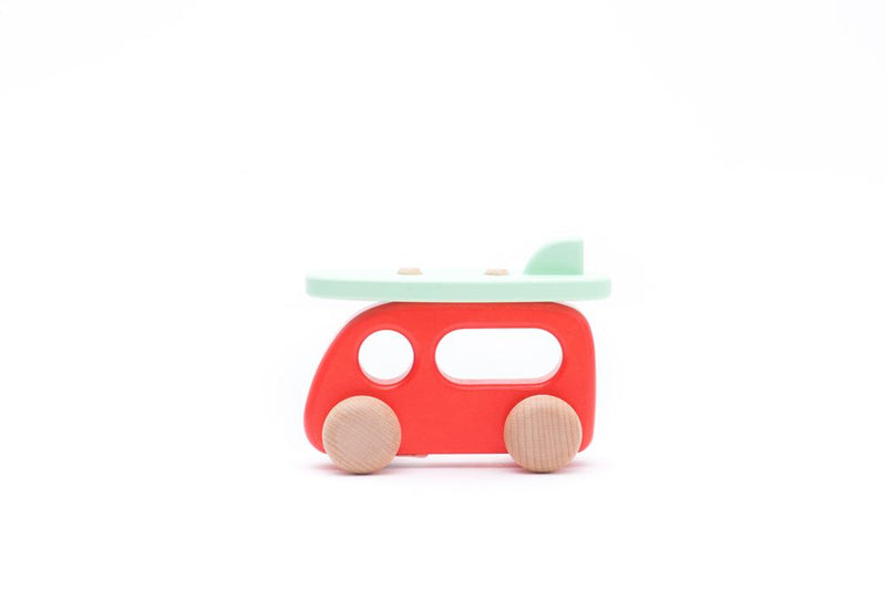 Bajo camper de madera con tabla de surf. 2+