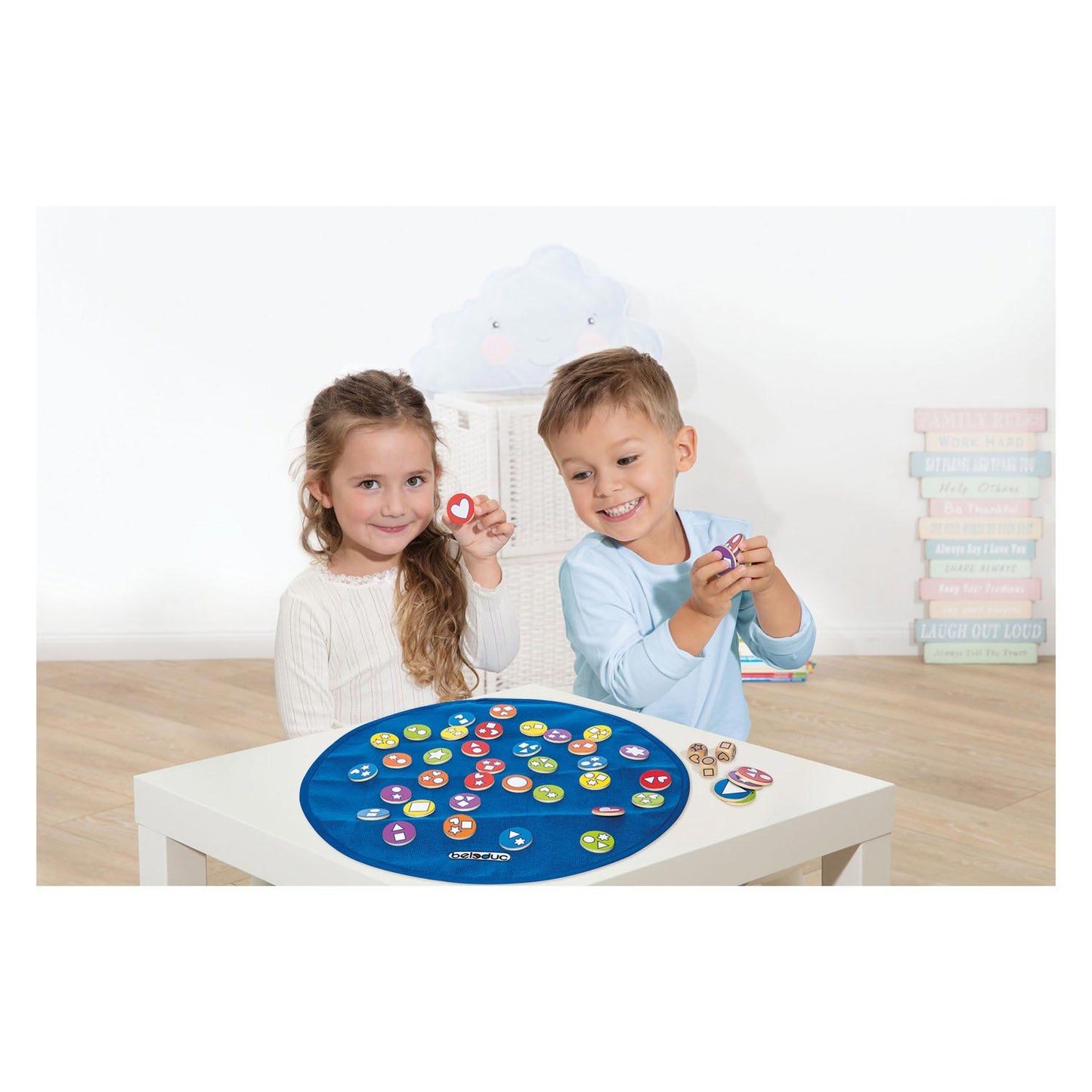 Forme di shapia di beeluc e gioco di bambini combinati