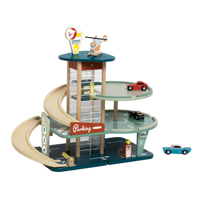Garage vintage in legno classico con auto, 11dlg.