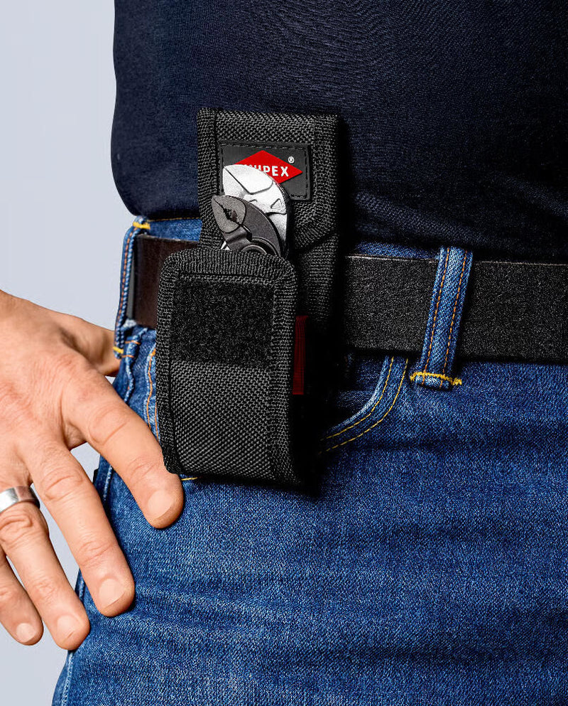 Surtido de alicates de Knipex en cinturones de herramientas.