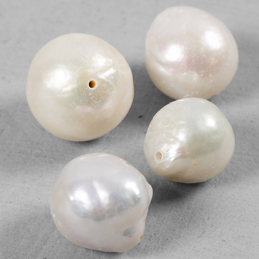 Perle d'acqua dolce dell'azienda Creativ, perforate longitudinalmente, d 13-14 mm, dimensione del buco 0,8 mm, madreperla, 4 pezzi 1 scatola