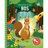 Los editores de Lantern buscan en el libro de búsqueda forestal con una linterna de cartón.