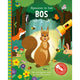 Los editores de Lantern buscan en el libro de búsqueda forestal con una linterna de cartón.
